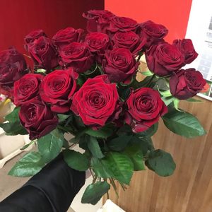 букет из 21 розы фото