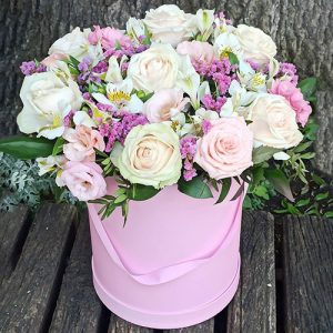 букет з трояндами, альстромеріями в коробці фото