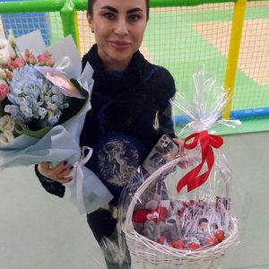 кошик із шоколадними подарунками та м'яка іграшка фото