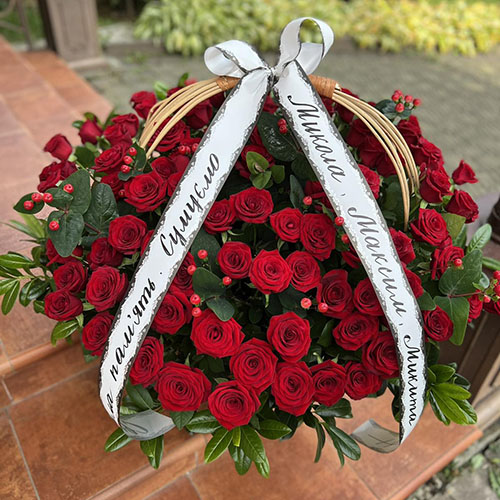 корзина красных роз на похороны фото букета из 100 роз