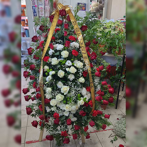 траурный венок из роз, хризантем и гипсофилы фото
