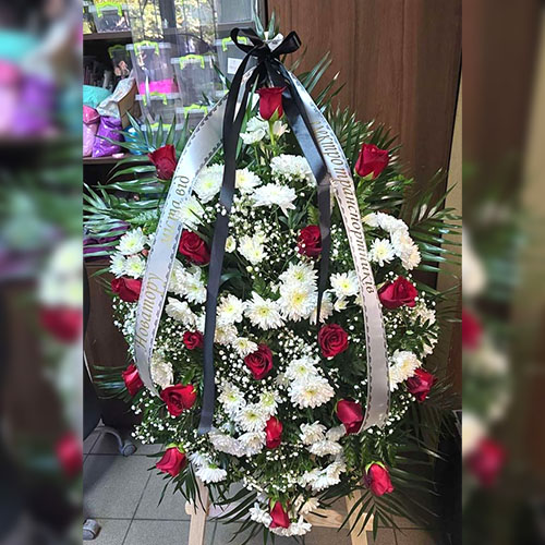 траурный венок из белых хризантем и роз фото