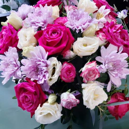 Розы, хризантемы и эустомы букет