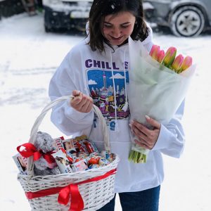 Кошик з кіндер сюрпризом та шоколадом фото