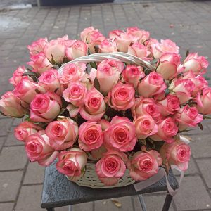 51 роза Джумилия в корзине