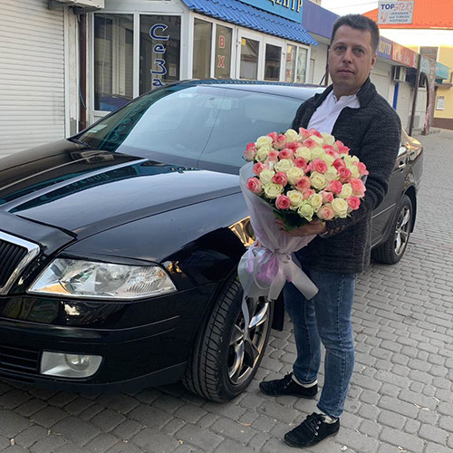 Букет из белых и розовых роз