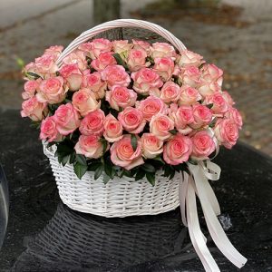 доставка большой корзины роз джумилия