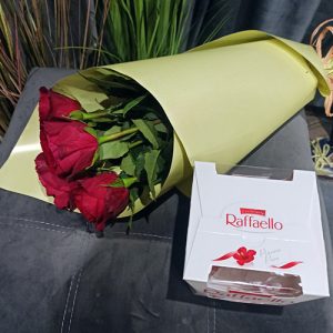 5 червоних троянд і цукерки фото