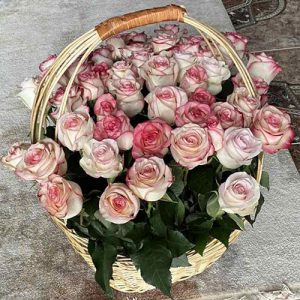 розовые розы в корзине на юбилей