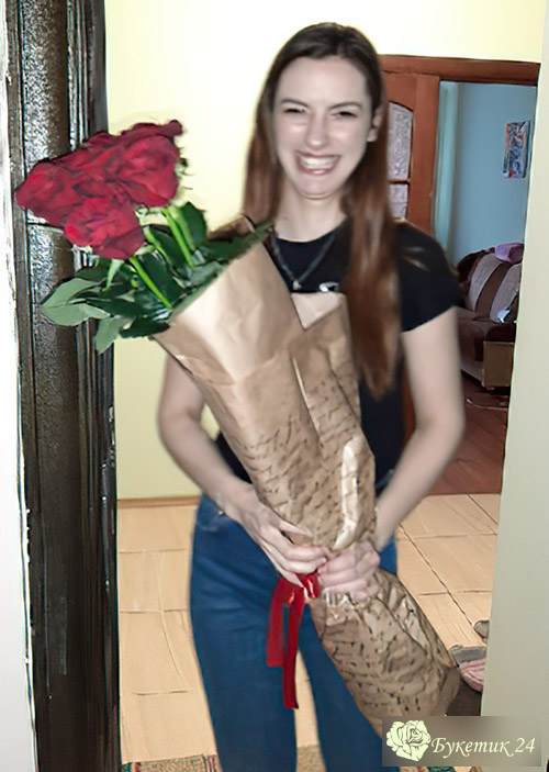 11 червоних метрових троянд