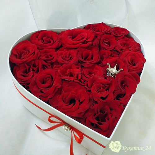 троянди в коробці серце