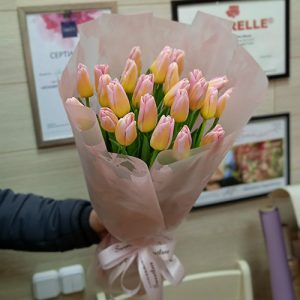 25 рожевих тюльпанів
