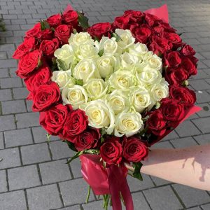 51 троянда у формі серця фото
