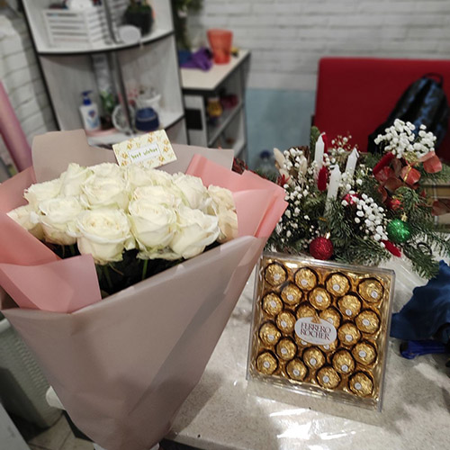 Белые розы и коробка конфет