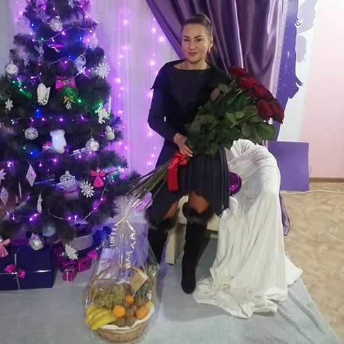 метрові троянди та кошик фруктів фото доставки