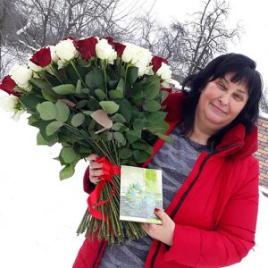 букет из 101 красной и белой розы фото