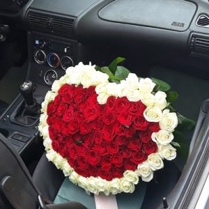 велике серце з троянд