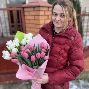 15 белых тюльпанов