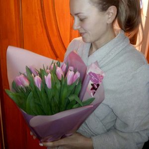 букет из 15 розовых тюльпанов в украине фото