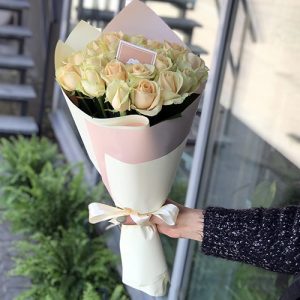 букет кремовых роз фото