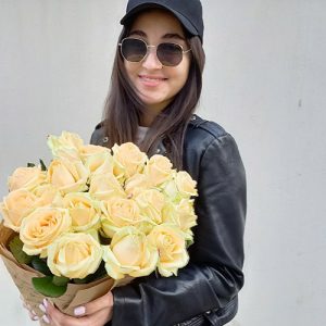 букет 21 кремовая роза фото