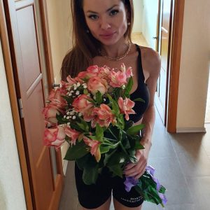 Букет из роз и альстромерий фото