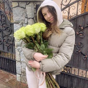 Импортные высокие белые розы фото