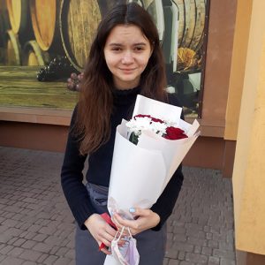 вручение букета красные розы и хризантемы