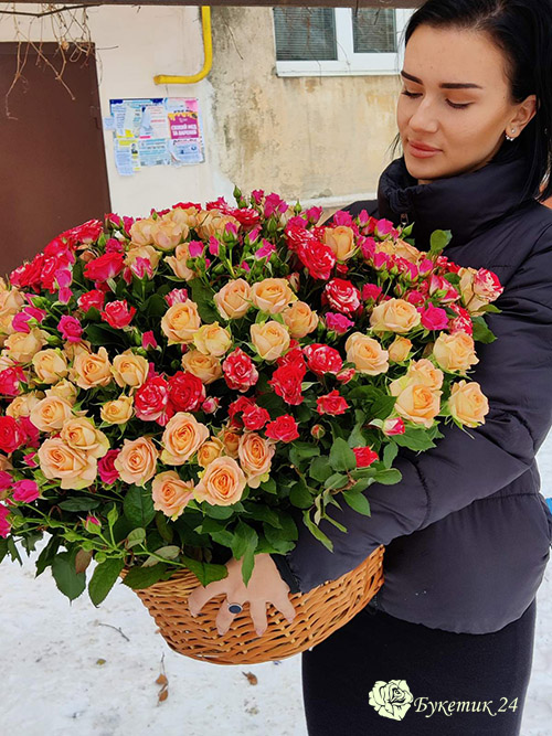 101 кустовая роза в корзине фотоотчёт доставки