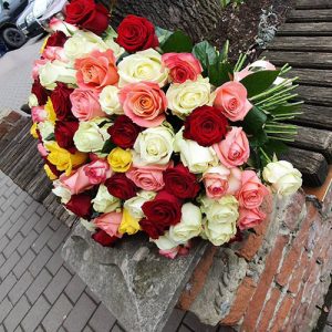 букет з троянд різних кольорів і сортів фото