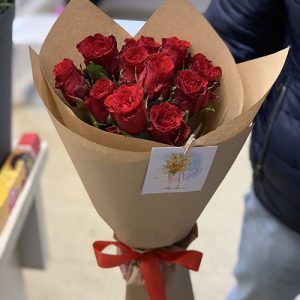 вручення букета 11 червоних троянд