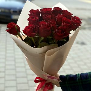 Букет из 15 красных роз в бумажной упаковке