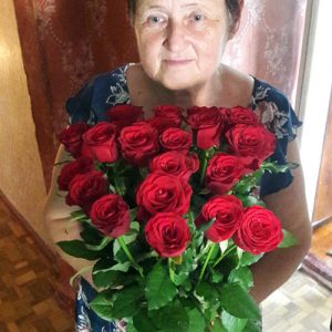 доставка букета 21 красная роза для мамы фото