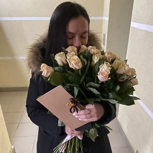 вручение букета 33 кремовые розы