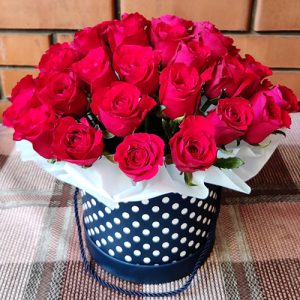 33 красные розы в коробке фото букета