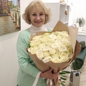 великий букет білих троянд на ювілей мамі