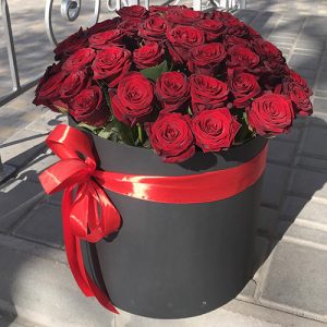 букет 51 красная роза в шляпной коробке
