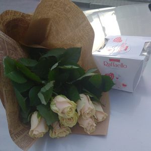 букет роз и коробка конфет с доставкой