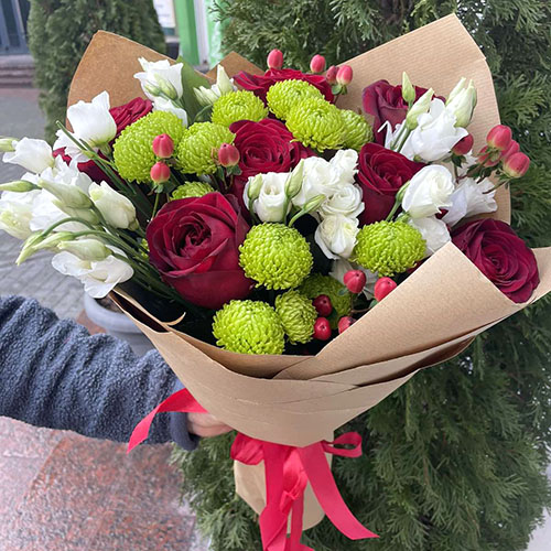букет з червоними трояндами, еустомою та зеленою хризантемою фото