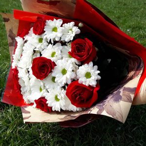 ромашковые хризантемы и розы