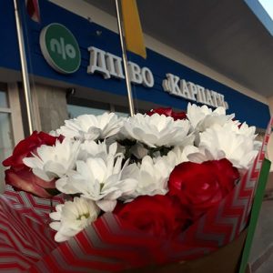 букет Подарочек розы и ромашки
