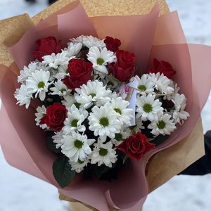букет из роз и хризантем - подарочек