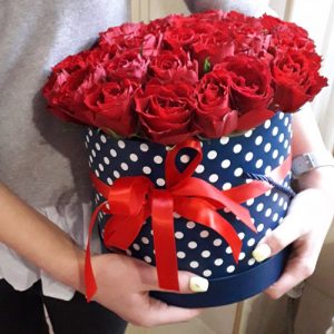 33 красные розы в шляпной коробке фото