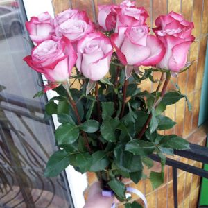 Букет розовых роз для девушки фото