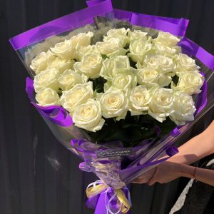 розы в фиолетовой упаковке