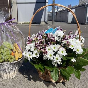 букет хризантем в корзине