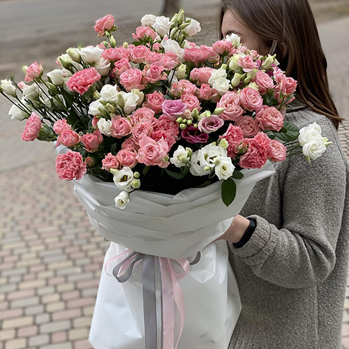 Букет с эустомами, гвоздиками, розами спрей фото