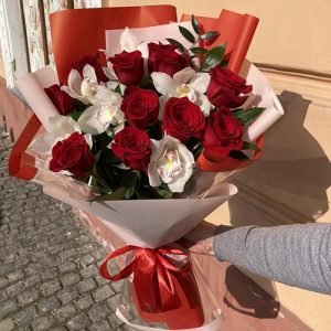букет квітів бешкетна кокетка - мікс з троянд та орхідей