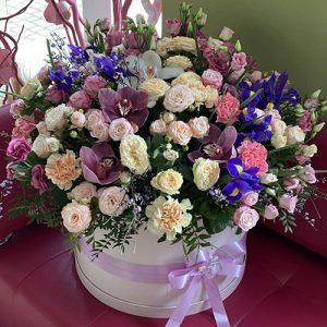 большой микс цветов в шляпной коробке