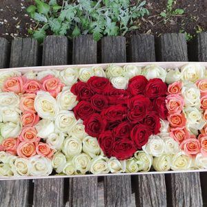 101 роза в коробке оформленная в виде I Love You